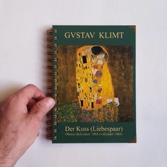 Imagen de CUADERNO TAPA DURA RING WIRE/ MODELO 223/ Der Kuss 2 (Póster Verde), GUSTAV KLIMT (1908)