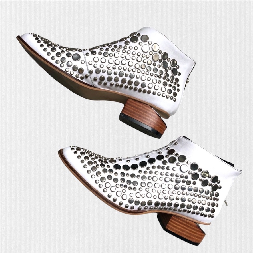 Botinetas de cuero con tachas, con taco abierto con detalle de metal y  cierre en el talón