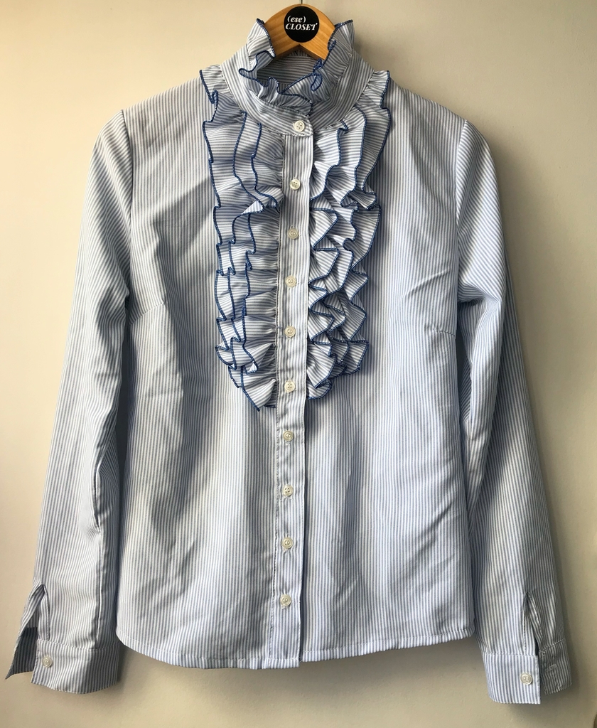 Camisa rayada con cuello mao y volados en el frente
