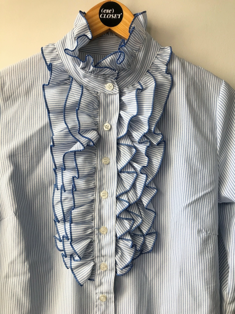 Camisa rayada con cuello mao y volados en el frente