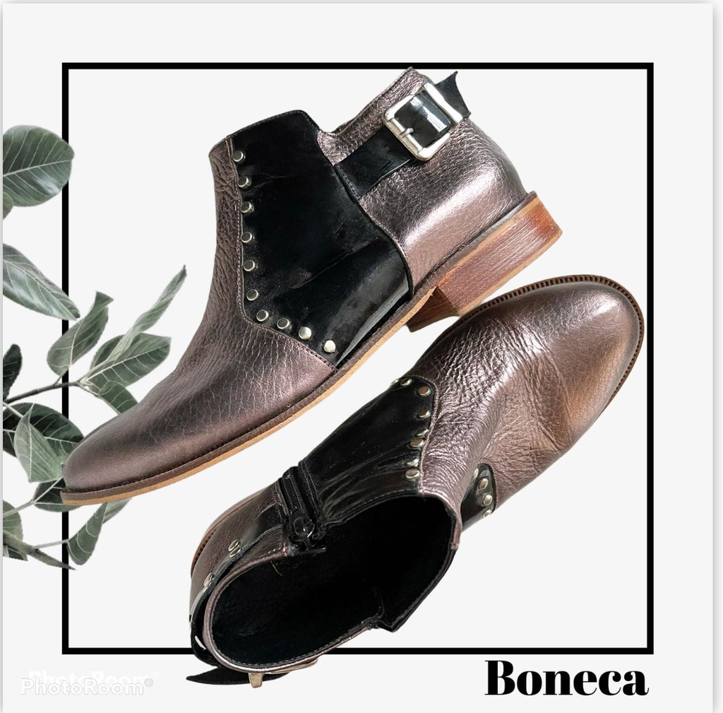 Botineta corta con elastico y tachas