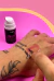 textura vibration na pele da mão. líquido rosa com jambu que vibra