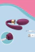 Imagem ilustrando como é feito o carregamento do Couple Vibrador para Casal com Controle. Fundo da imagem na cor azul com detalhe em rosa.