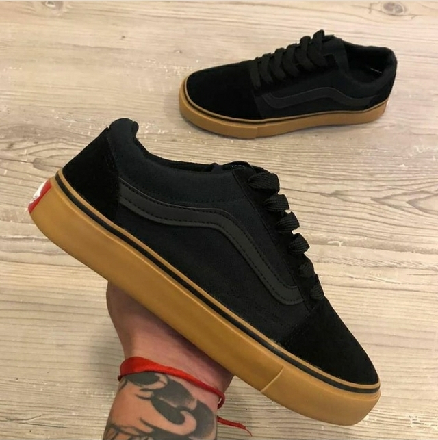 Vans negras total 2025