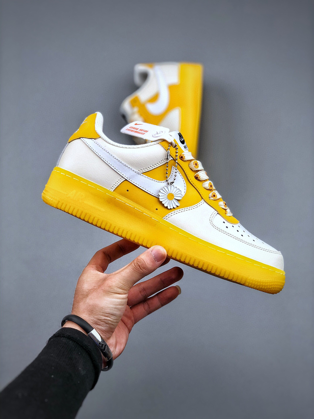 Tênis Nike Air Force 1 - Branco/Amarelo