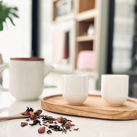 Té para dos en cerámica. Tetera y cuencos en cerámica con bandeja y tapa de madera