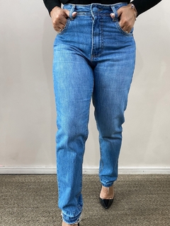 Calça Mom Jeans na internet