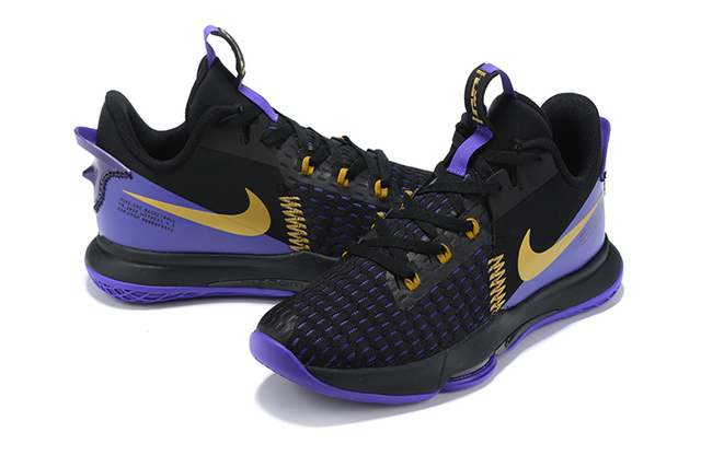 tenis lebron james dourado