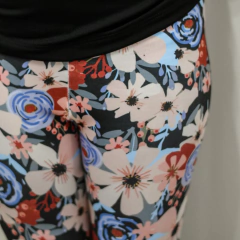 LEGGING FRISADA FLORES ROSAS FONDO NEGRO - comprar online