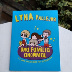 Lyna Vallejos, Una familia anormal. Y unas vacaciones muy extrañas