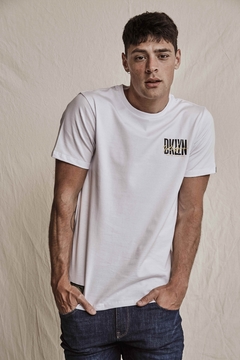 Remera Brooklyn Bold en internet