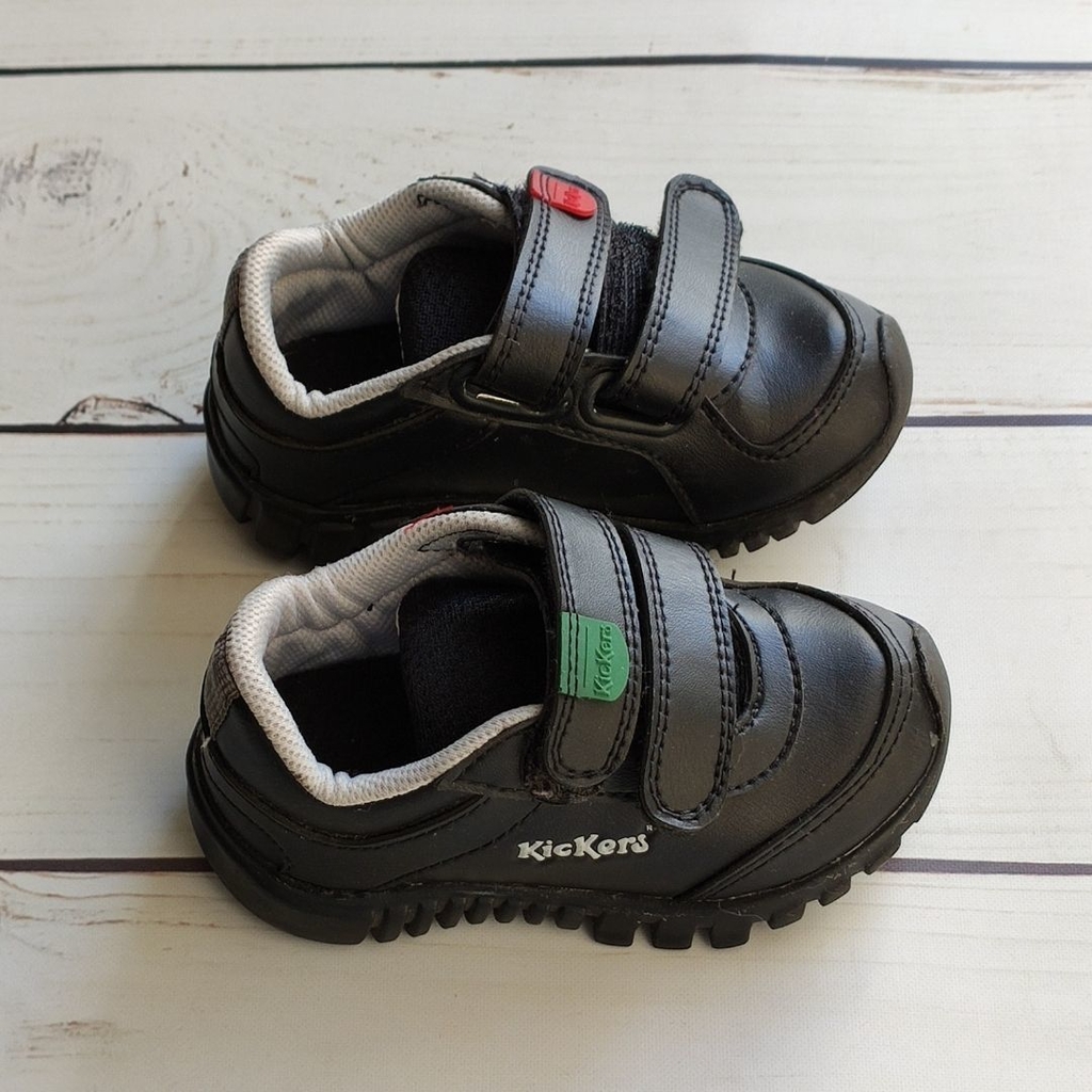 SEGUNDA SELECCIÓN - ZAPATILLAS - KICKERS - TALLE 21 - NEGRAS
