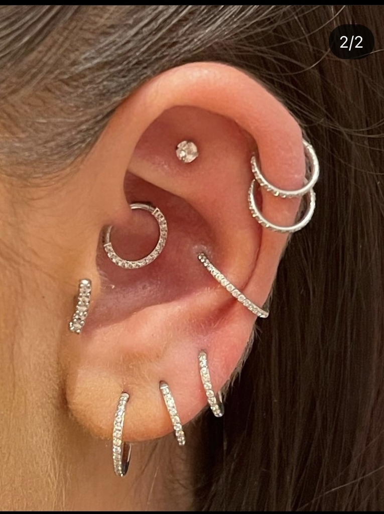 Piercing Orelha Com Jóia em Titânio - Várias zonas – Sara Bird Tattoo