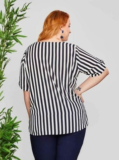 Blusa de tecido listrada, manga curta com detalhe martingale e bolso falso na frente - Ref. 21916 - comprar online