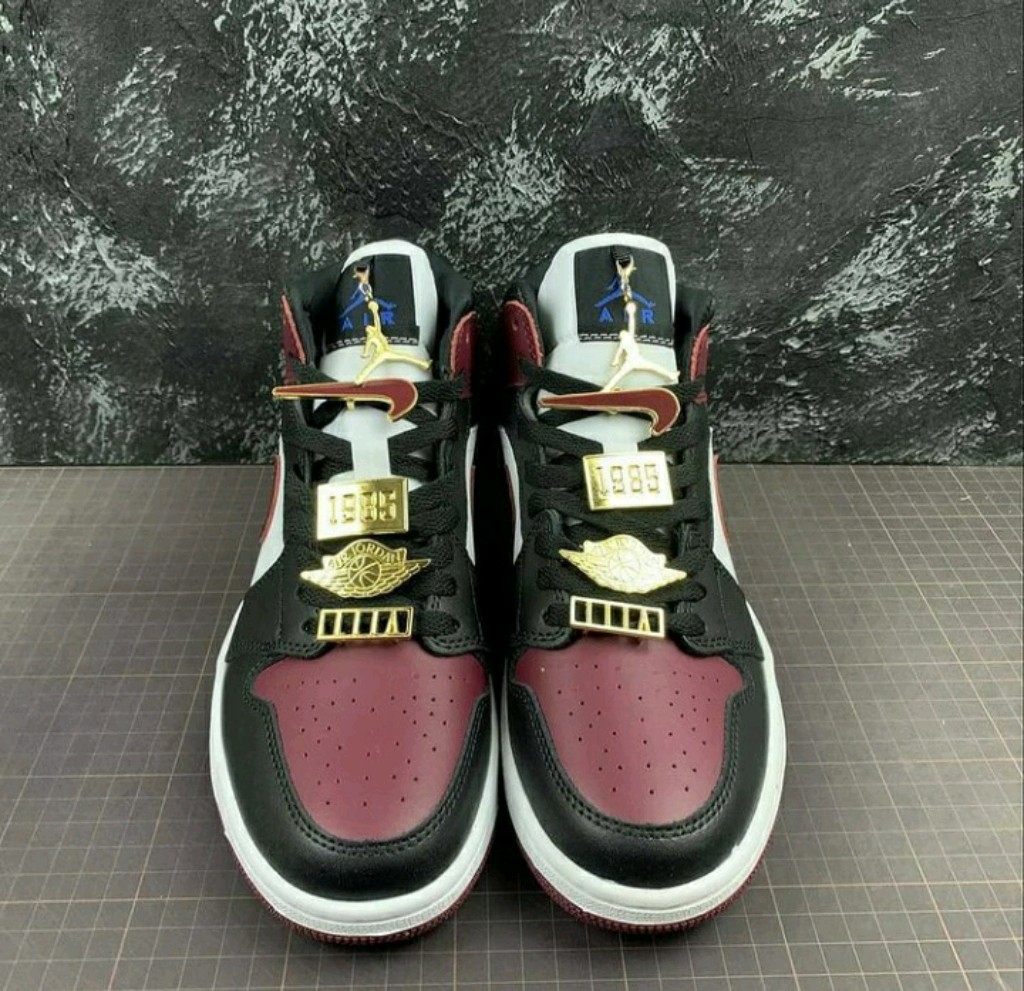 AIR JORDAN 1 MID SE GOLD PENDANTS Hype Imports BR