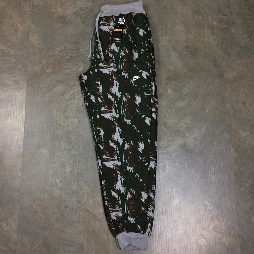 calça da nike camuflada