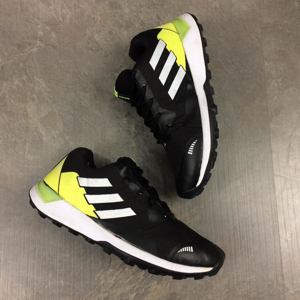 tenis adidas preto com verde