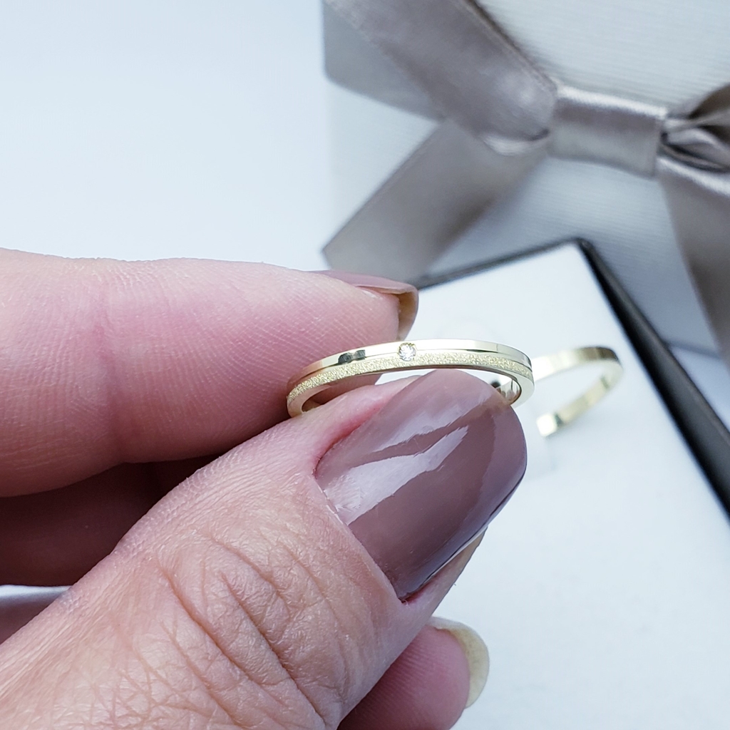 Par de aliança slim noivado casamento minimalista reta diamantada e polida  2mm ouro 18k