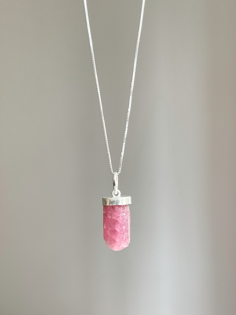 Pingente turmalina rosa bruta prata 925 - Manjari