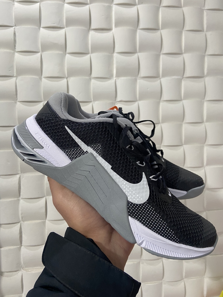 tenis nike metcon onça