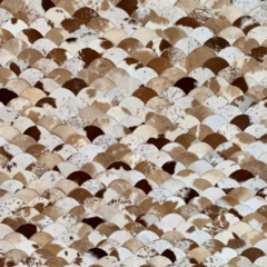 Tapete de couro Unique Geométrico Escama Mesclado Marrom e Branco 1,60m x 2,00m
