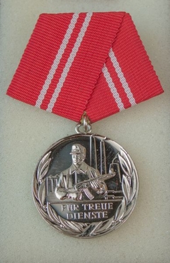 Medalha de Lealdade nos Grupos de Luta da Classe Trabalhadora, 10 anos