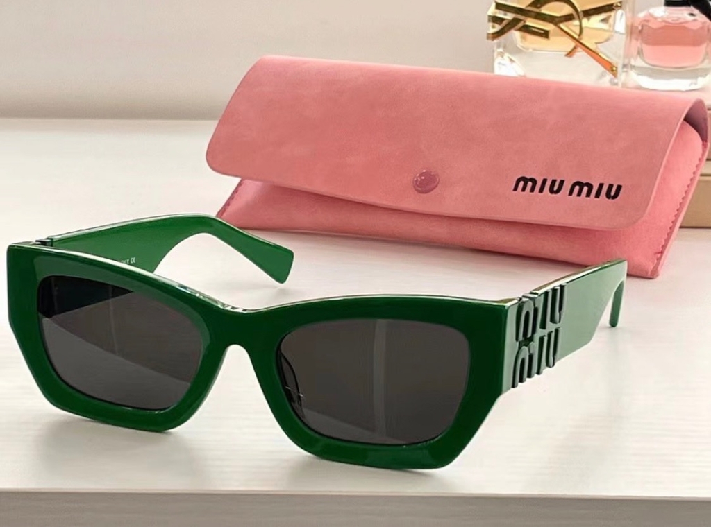 Óculos Miu Miu verde - Comprar em GABRIELA ALL BRAND