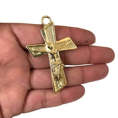 Pingente Crucifixo dourado com relevo 3x5 cm- UN - comprar online