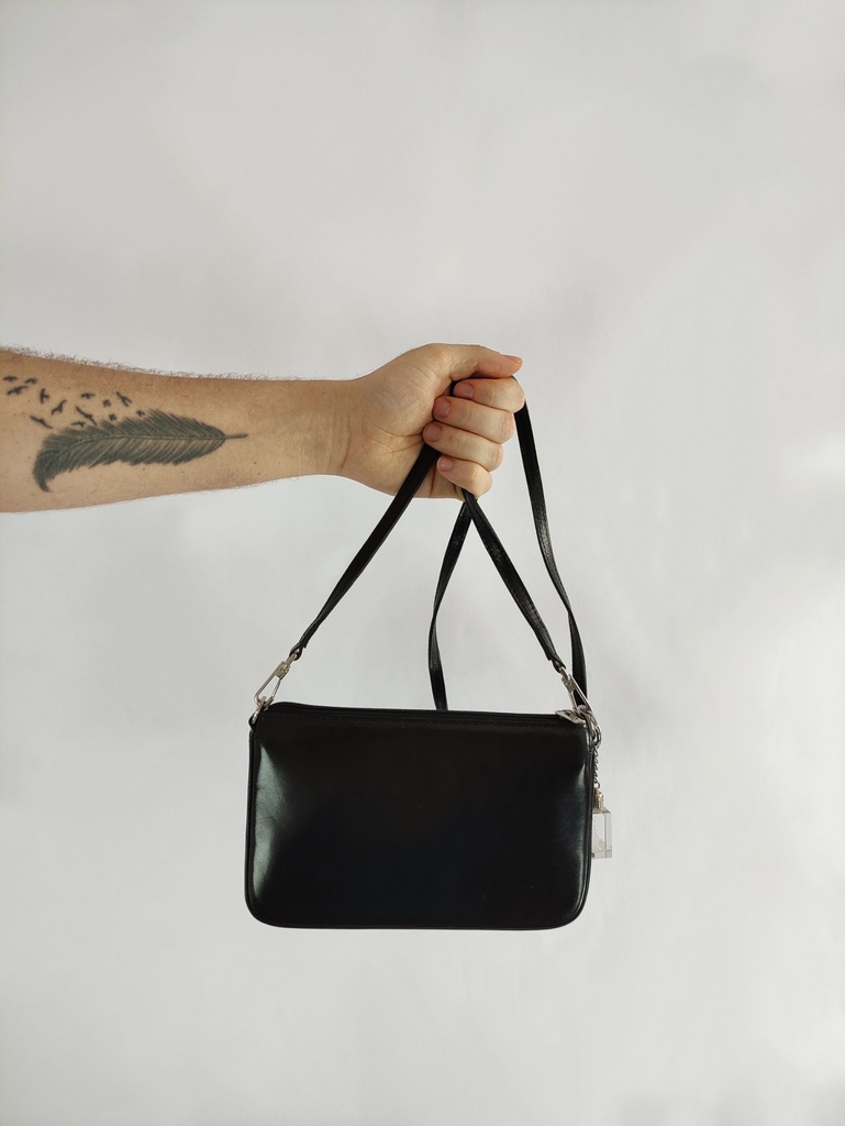 basic black crossbody bolsa