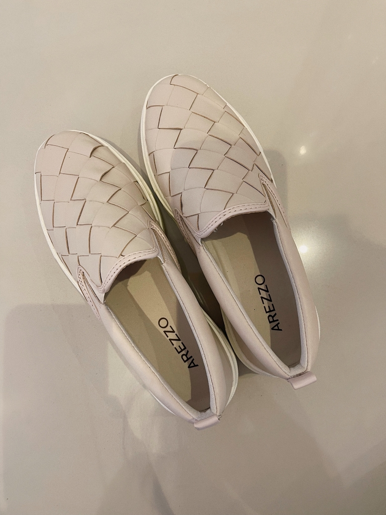 Tênis Slip on off-white de couro tressê Arezzo