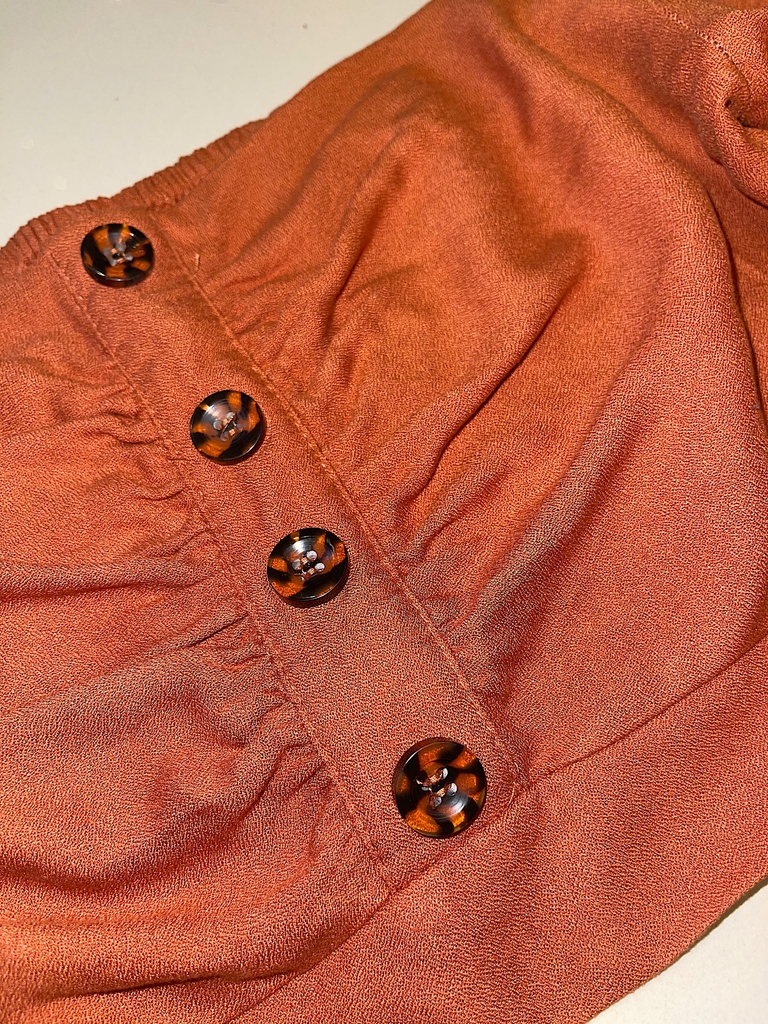 blusa cropped botoes farm