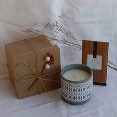 caixa de madeira com vela vegetal de baunilha e sachê perfumado - loja online