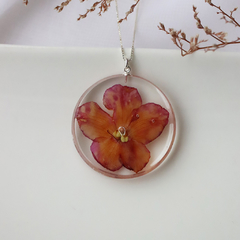 colar de resina com flor violeta cor-de-rosa na corrente de prata na internet