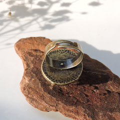anel de metal ajustável com renda portuguesa e resina - cor ouro-velho na internet