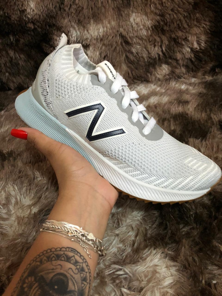 Tênis New Balance FuelCell Echo Branco/Fundo Azul Claro - Importado