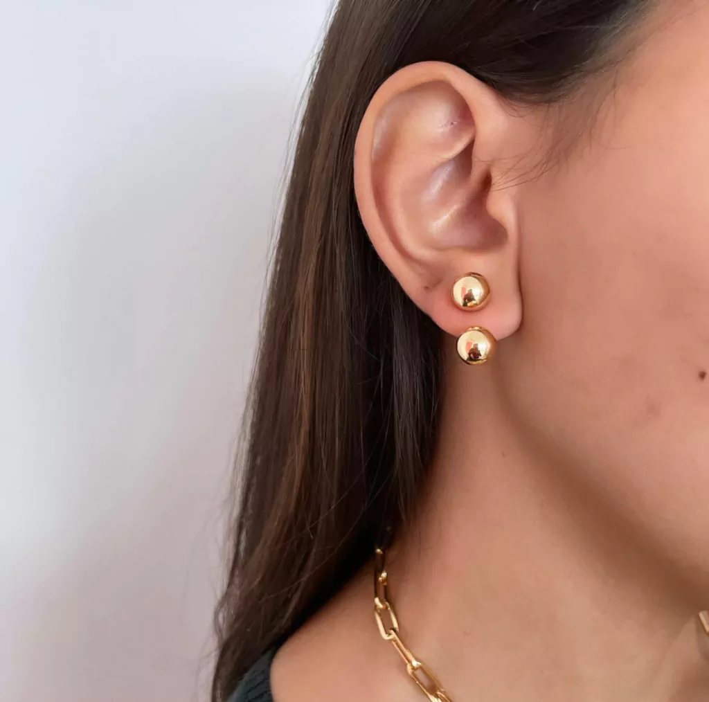 Brinco Minimalista Esfera Folheado a Ouro