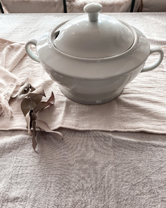 Fuente de porcelana blanca con tapa