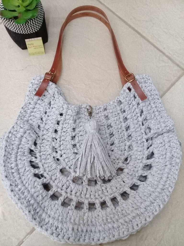 Bolsa de crochê fio de malha cinza mescla alça detalhe fivela couro legítimo