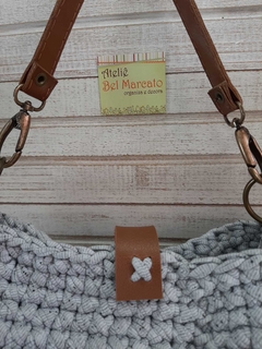 Bolsa de croche cinza mesclado com fundo couro legítimo, fecho e alças charmosa - comprar online