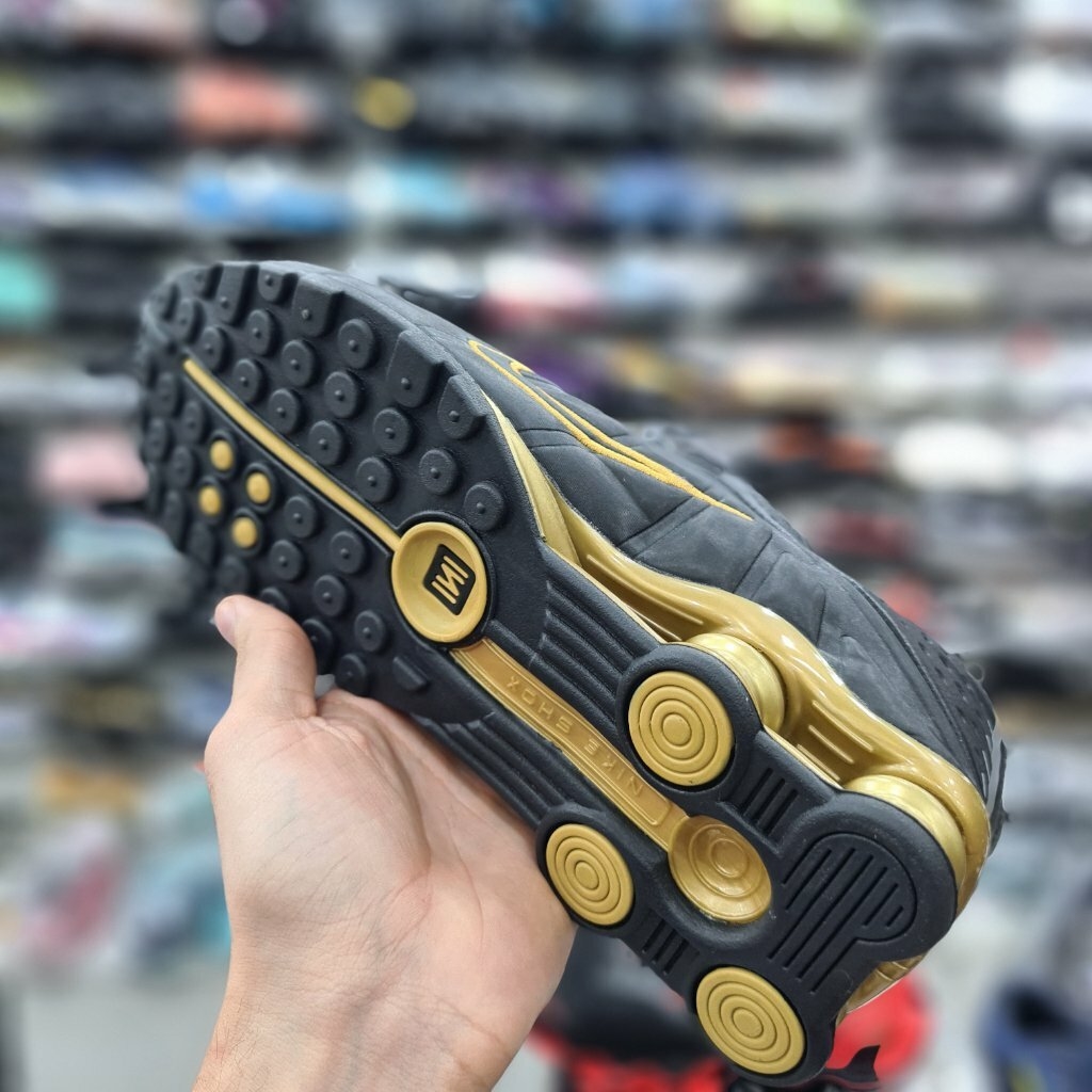 Tênis Nike Shox R4 Preto e Dourado