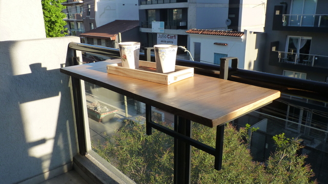 barra colgante plegable para balcón + 2 banquetas altas en hierro y madera