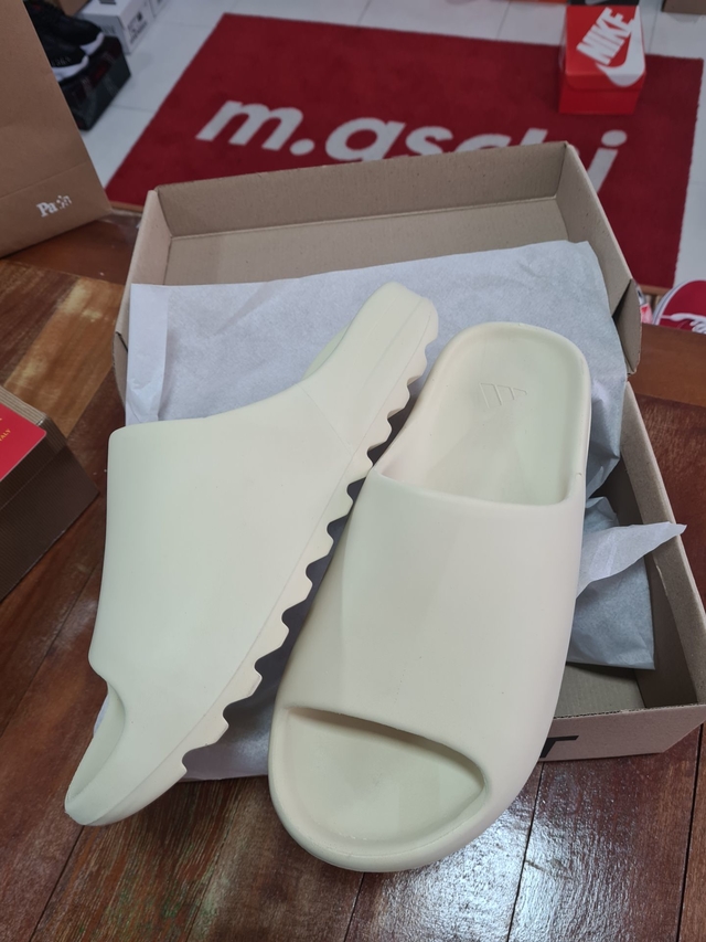 kanye west chinelo