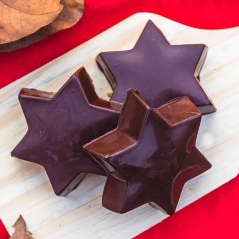 Chocolate em formato de estrela com recheio cremoso de damasco ou paçoca.