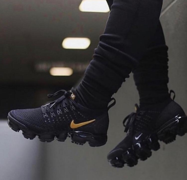 vapor max preto com dourado