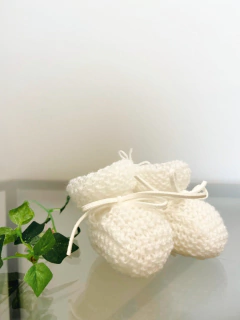 Sapatinho de lã com cadarço de couro