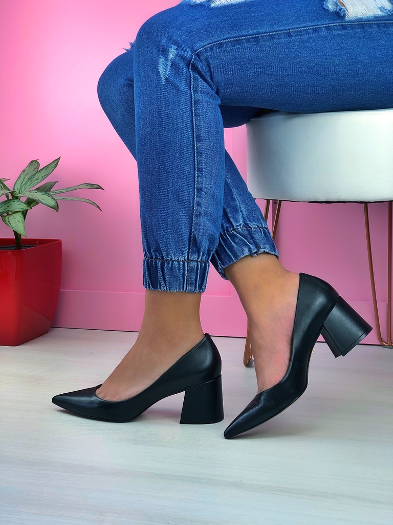 Scarpin Carrano Salto Bloco em couro negro