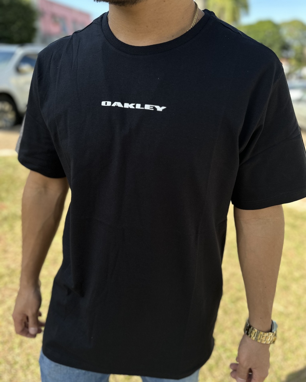 CAMISETA OAKLEY ESTAMPA LATERAL CINZA