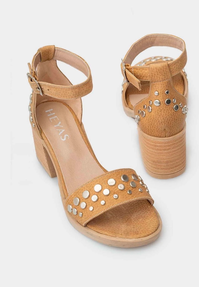 CALZADO DE MUJER SANDALIA CON TACHAS