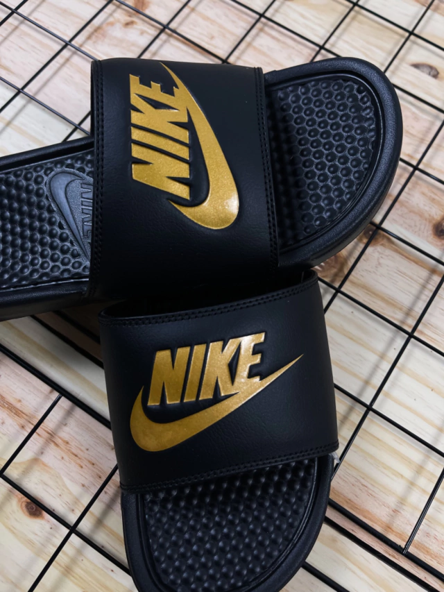 Chinelo Nike Benassi 343880 Preto/Dourado