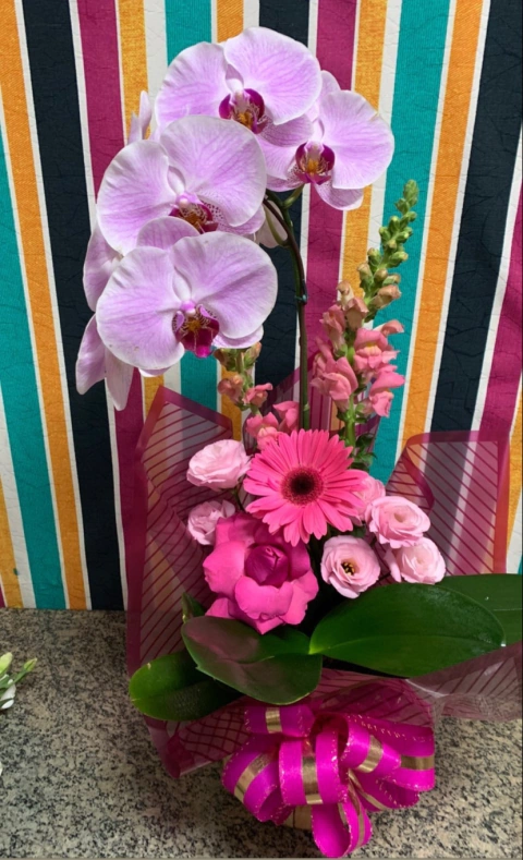 orquídea rosa com arranjo floral